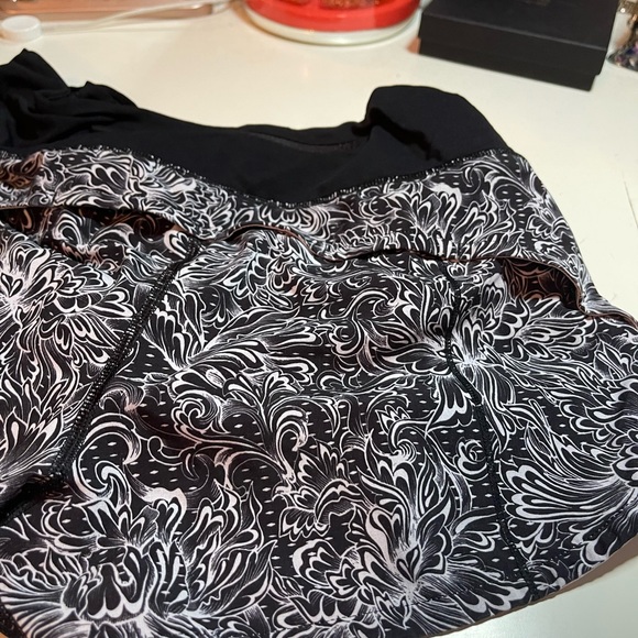 LULULEMON SPEED UP 2.5 Shorts!! - Picture 3 of 9